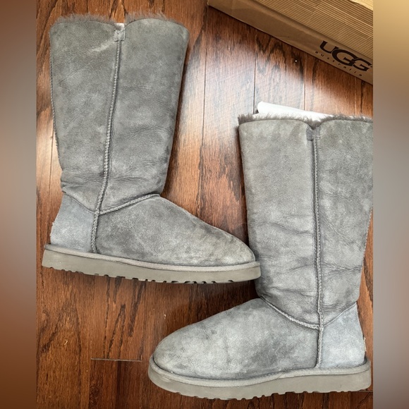 UGG Button Bailey Triplet, Grey. Size 9 - Picture 2 of 8